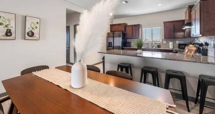Modern 2BR/2BA Home • King Bed • Smart TVs (D)