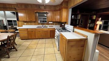 Een microgolfoven, een kookplaat