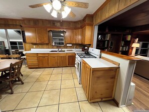 Een microgolfoven, een kookplaat