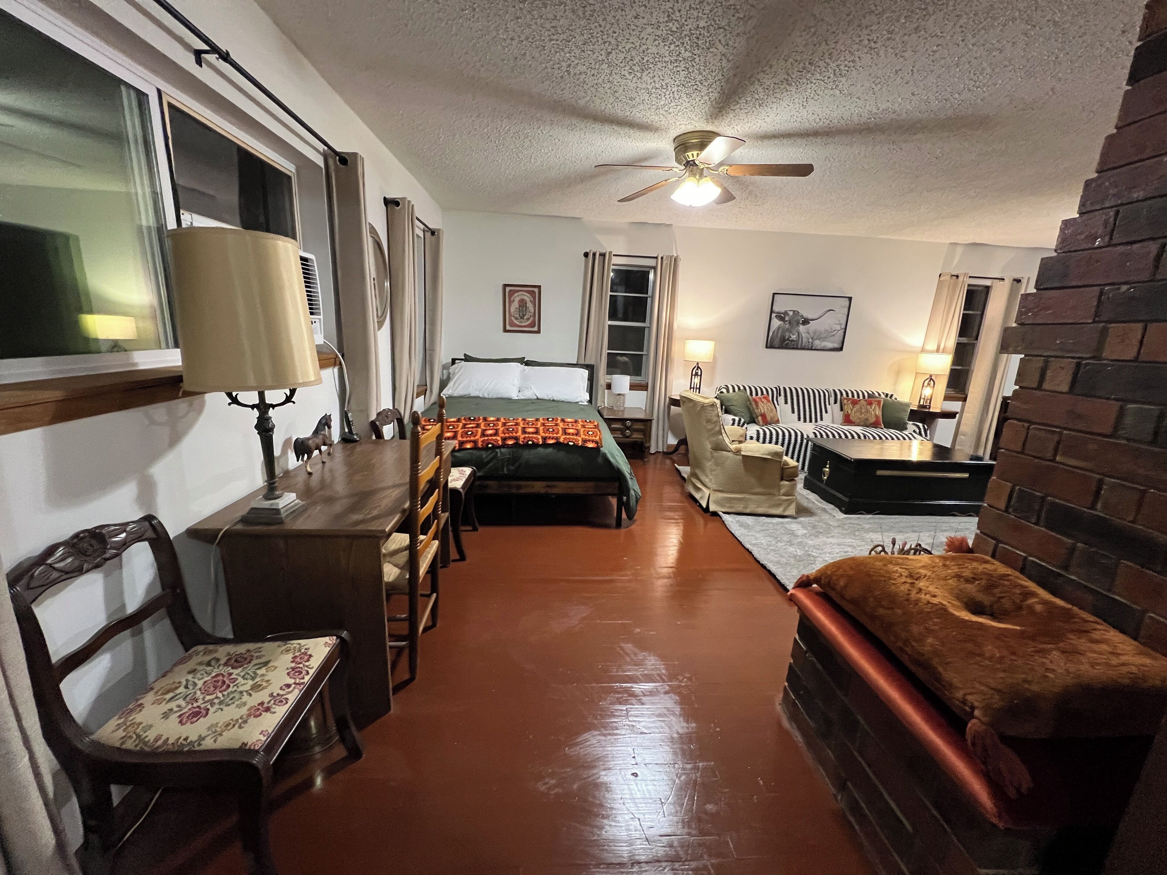 Een strijkplank/strijkijzer, wifi, beddengoed