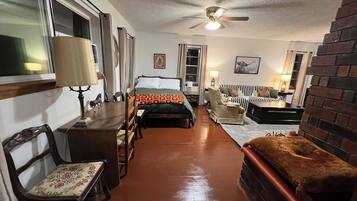 Een strijkplank/strijkijzer, wifi, beddengoed