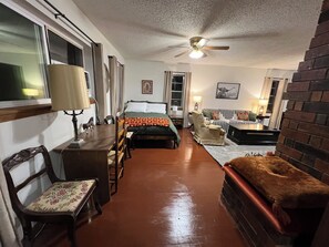 Een strijkplank/strijkijzer, wifi, beddengoed