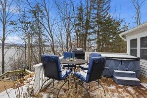 Outdoor dining - Seneca Lake Cottage | Lakefront Retreat (Torrey)