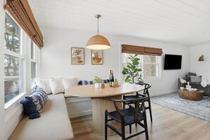 Dining - Seneca Lake Cottage | Lakefront Retreat (Torrey)
