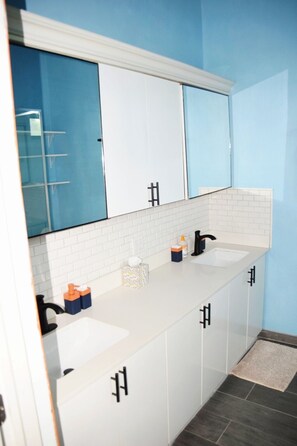 Ducha, secador de pelo, toallas, jabón