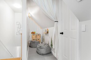 Interior - The Loft at Marble Place: Cozy Family Retreat (Courtenay)