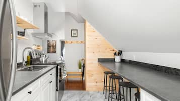 Coffee/tea maker, fridge, microwave, oven