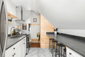 Fridge, microwave, oven, stovetop - The Loft at Marble Place: Cozy Family Retreat (Courtenay)