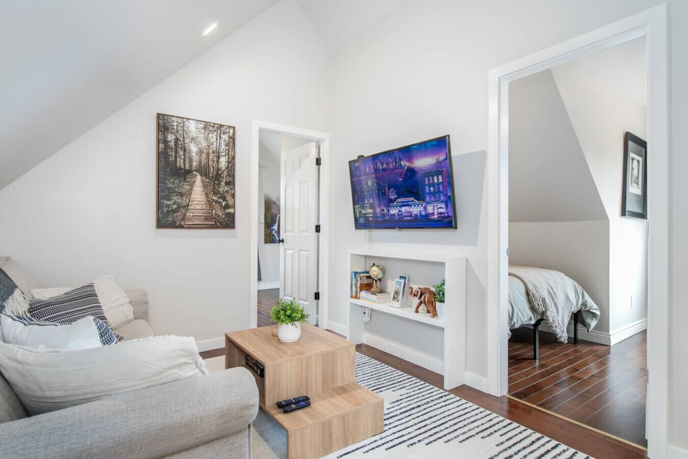 2 bedrooms, desk, iron/ironing board, travel crib