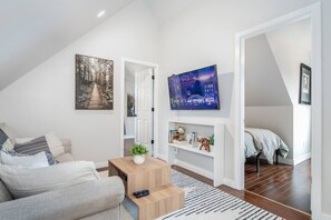 2 bedrooms, desk, iron/ironing board, travel cot - The Loft at Marble Place: Cozy Family Retreat (Courtenay)