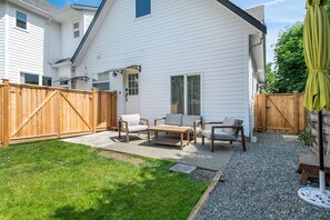 Terrace/patio - The Loft at Marble Place: Cozy Family Retreat (Courtenay)