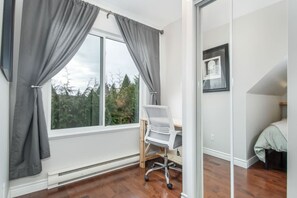 2 makuuhuonetta, työpöytä, silitysrauta/-lauta, vauvan matkasänky
