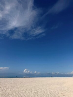 Ein Strand mit blauem Himmel und weiter Ferne.