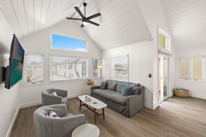 TV - New Upper Unit Newport Beach House, Steps to Sand (Newport Beach)