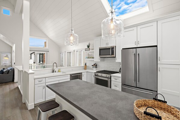 Private kitchen - New Upper Unit Newport Beach House, Steps to Sand (Newport Beach)