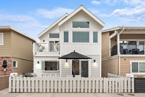 Exterior - New Upper Unit Newport Beach House, Steps to Sand (Newport Beach)