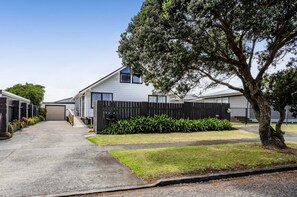 Exterior - Cosy lockwood on Dieffenbach by Ōpunakē beach (Ōpunake)