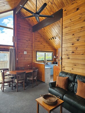 Living area - Cosy lockwood on Dieffenbach by Ōpunakē beach (Ōpunake)