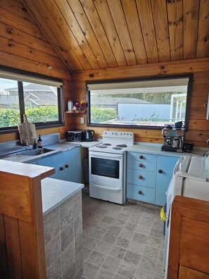 Private kitchen - Cosy lockwood on Dieffenbach by Ōpunakē beach (Ōpunake)