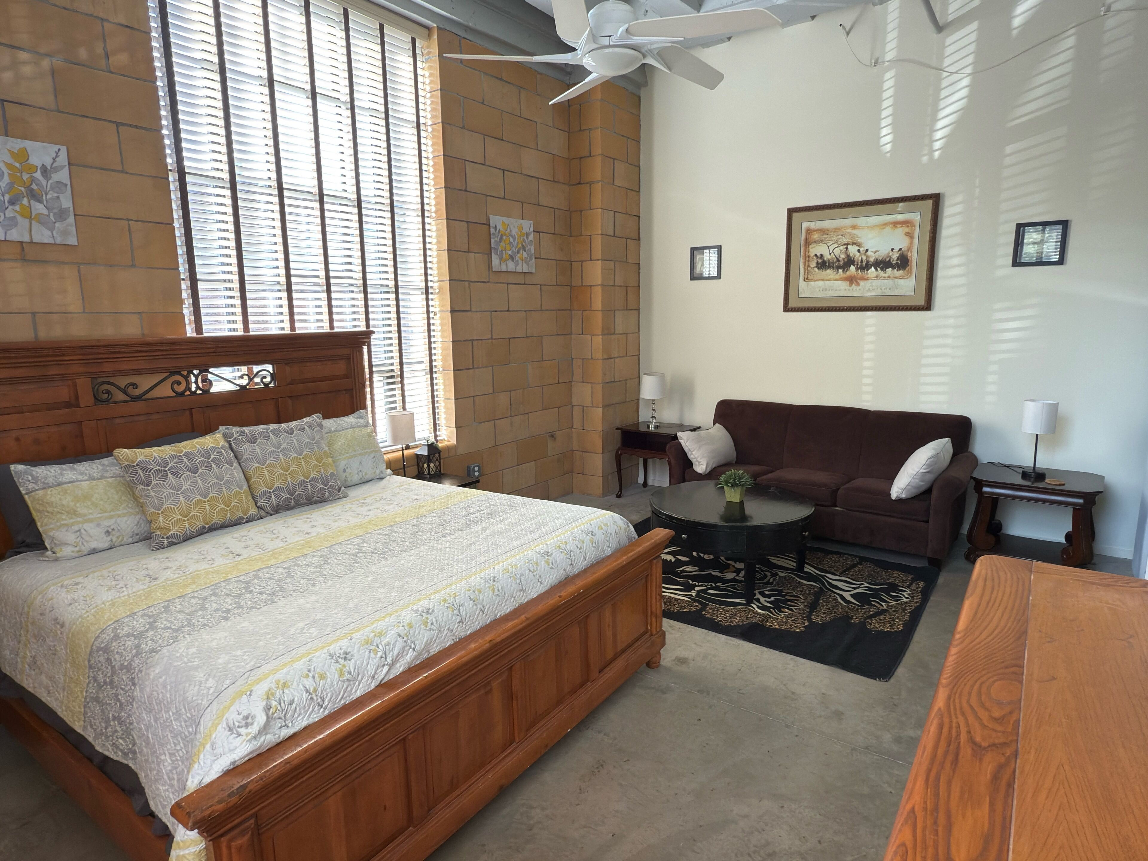 Een strijkplank/strijkijzer, internet, beddengoed