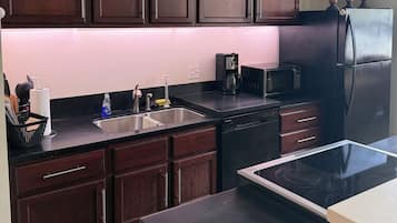 Four à micro-ondes, un four, surface de cuisson, lave-vaisselle