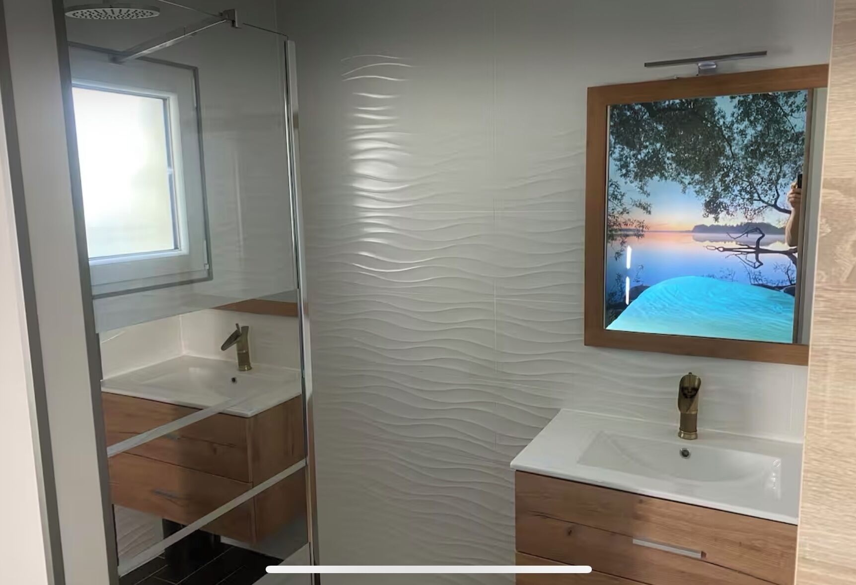 Douche, baignoire à jets, sèche-cheveux, papier toilette