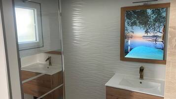 Douche, baignoire Ă jets, sĂšche-cheveux, papier toilette