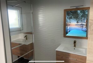 Dusche, Whirlpool, Haartrockner, Toilettenpapier