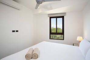 Appartement supérieur, piscine privée | Rideaux d’obscurcissement, fer et planche à repasser