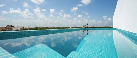 2 座室外游泳池,提供泳池遮陽傘和日光浴躺椅