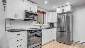 Kjøleskap, mikrobølgeovn, ovn og kokeplater