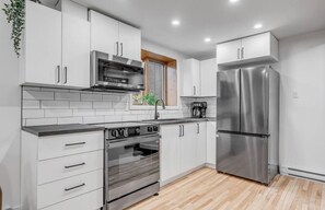 Fridge, microwave, oven, stovetop - Adorable 1-bedroom apartment with AC in charming Québec (Québec)
