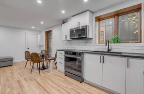 Fridge, microwave, oven, stovetop - Adorable 1-bedroom apartment with AC in charming Québec (Québec)