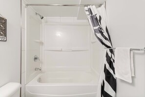 Haartrockner, Handtücher, Seife, Toilettenpapier