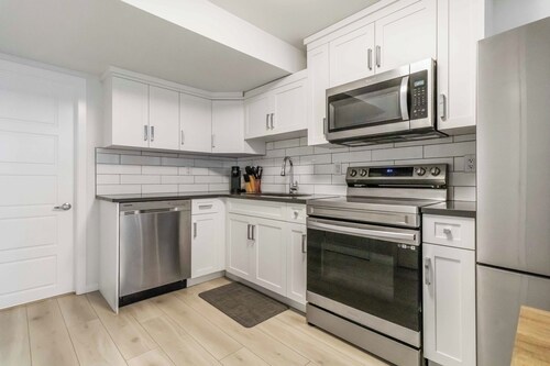 Chic 2BR Kensington Suite. Home-Away-From-Home