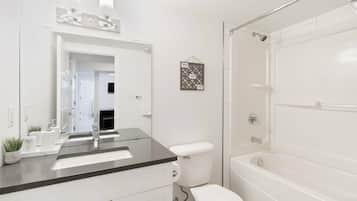 Secadora de cabello, toallas, jabón, papel de baño