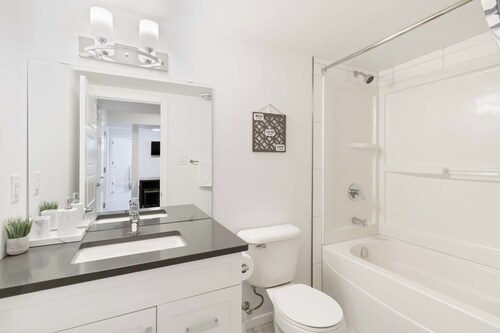 Chic 2BR Kensington Suite. Home-Away-From-Home