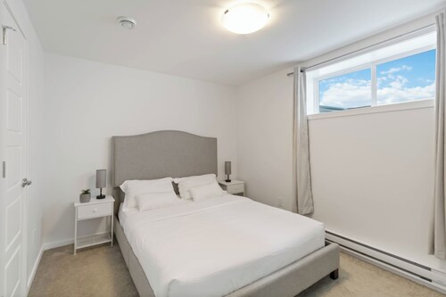 Chic 2BR Kensington Suite. Home-Away-From-Home