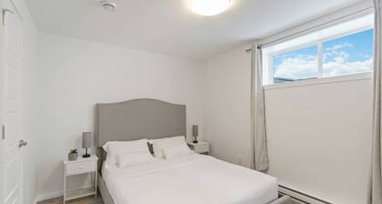 Chic 2BR Kensington Suite. Home-Away-From-Home