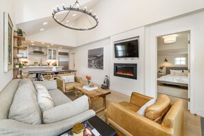 TV, fireplace - Lovely, 2-bedroom house in charming Corte Madera. Great Location! (Corte Madera)