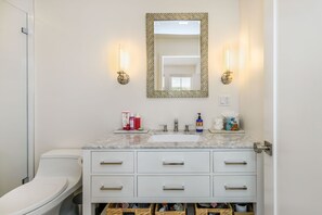 Douche, séchoir à cheveux, serviettes fournies, savon