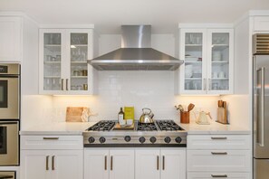 Microwave, oven, stovetop, dishwasher - Lovely, 2-bedroom house in charming Corte Madera. Great Location! (Corte Madera)