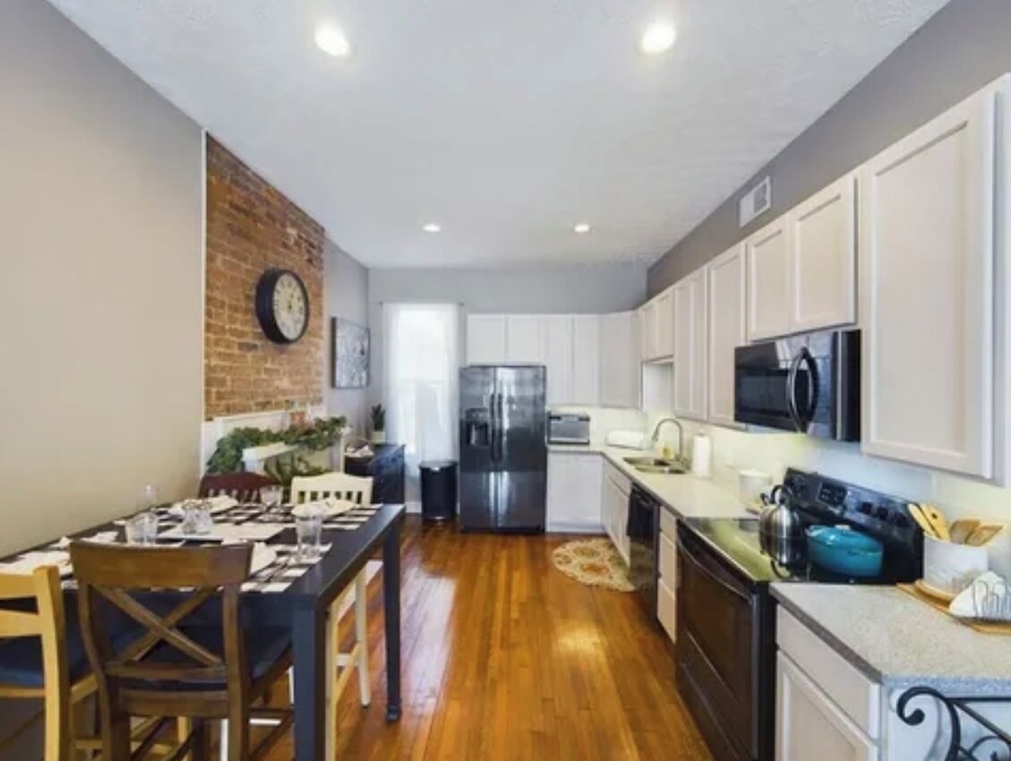 Een microgolfoven, een oven, een kookplaat, een vaatwasser