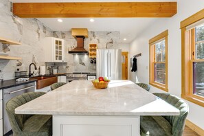 Fridge, microwave, oven, stovetop - New! Lake McDonald Townhome. In Glacier National Park! (West Glacier)