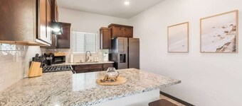 2BR/2BA Coastal Home • King Bed • Smart TVs (A)
