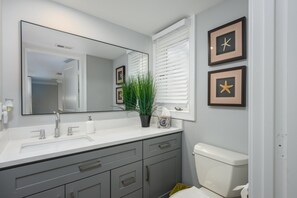 Shower, hair dryer, towels - Cozy 1BR King suite in Palmetto Dunes, Hilton Head Island, perfect for couples! (Hilton Head Island)