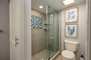 Shower, hair dryer, towels - Cozy 1BR King suite in Palmetto Dunes, Hilton Head Island, perfect for couples! (Hilton Head Island)