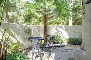 Outdoor dining - Cozy 1BR King suite in Palmetto Dunes, Hilton Head Island, perfect for couples! (Hilton Head Island)