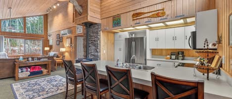 Frigorífico, microondas, placa de cocina y lavavajillas