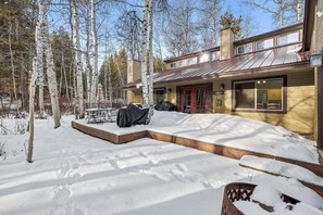 Terrace/patio - Serene Mountain Retreat with Private Beach Access (McCall)